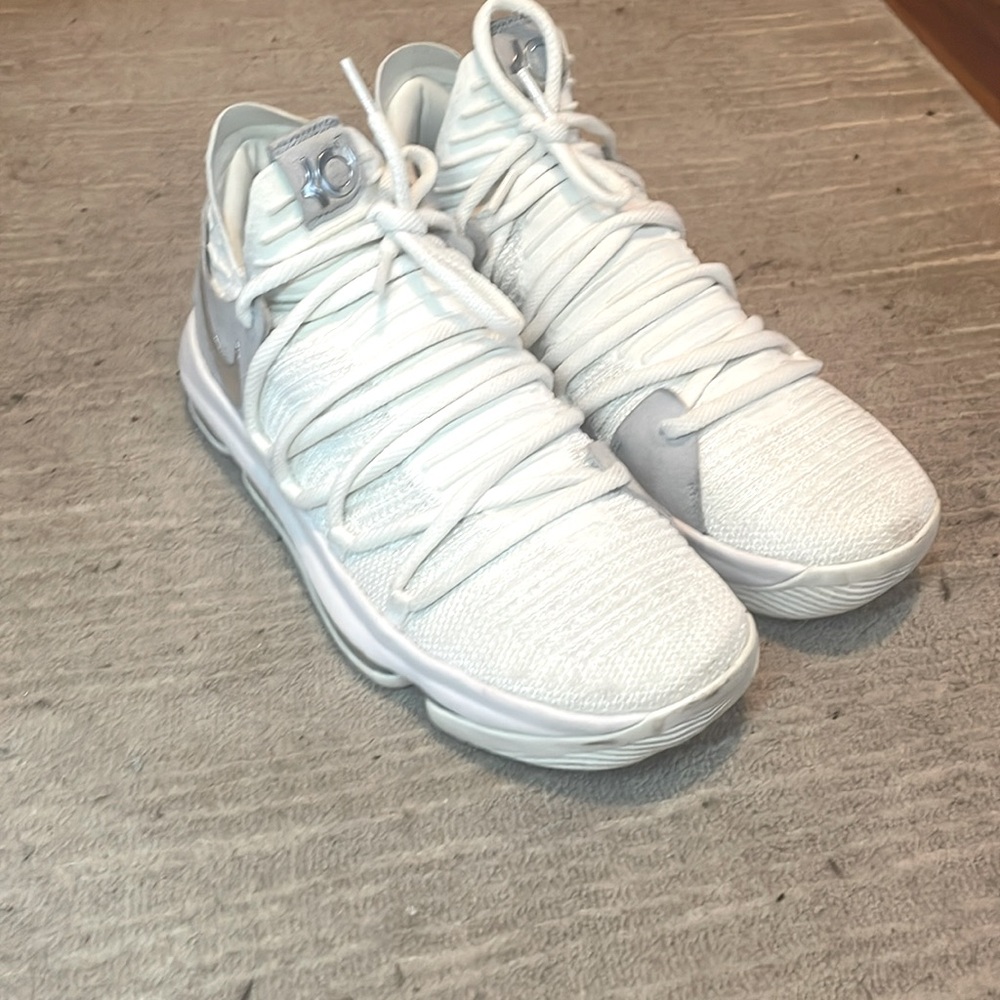 Size 9 1/2 KD’s still KD they are slightly worn bottom’s laces still white